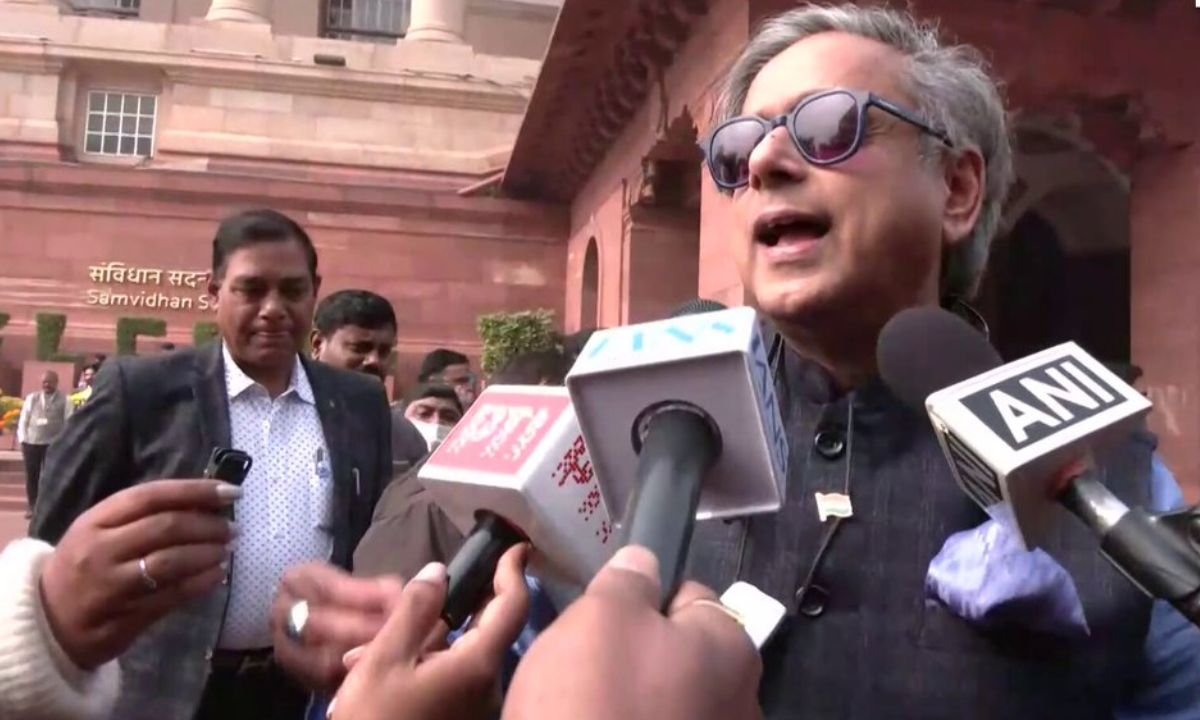 Shashi Tharoor Rajiv Shukla debate