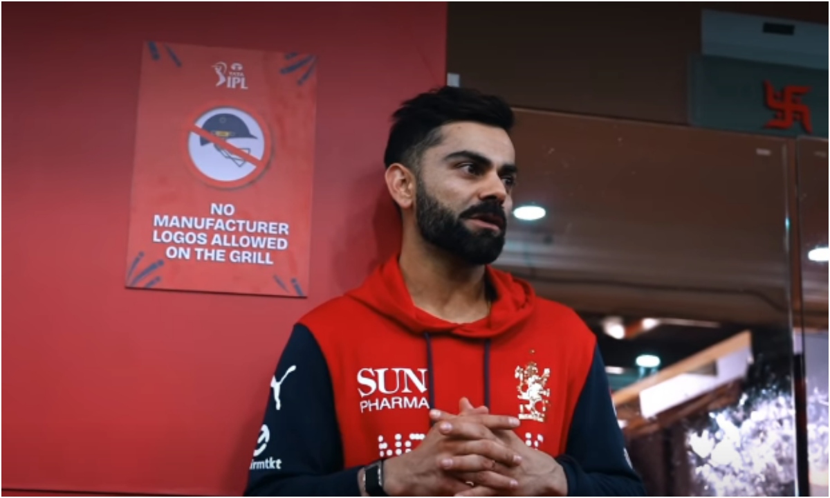 Virat Kohli Applauding The Team